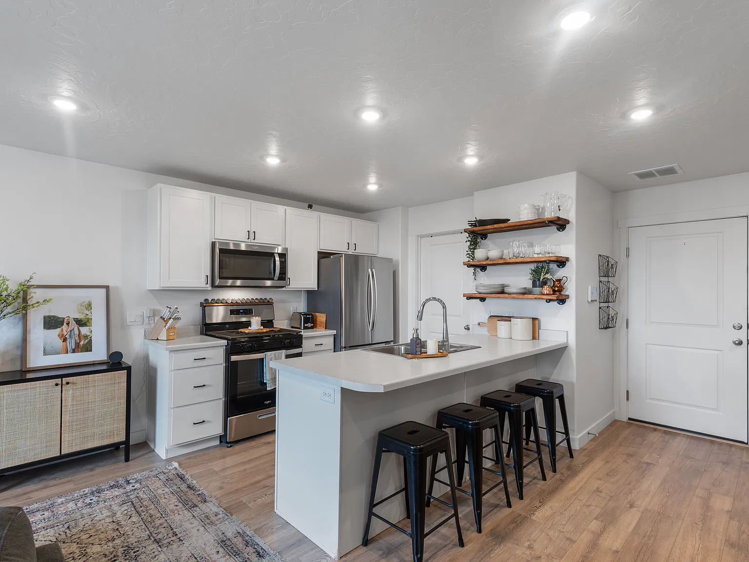 3 bed, 1300 sqft, $2,600 — Photo 3
