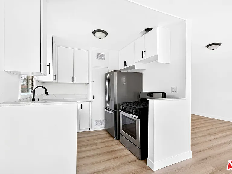 4777 San Vicente Blvd #8 — Photo 6