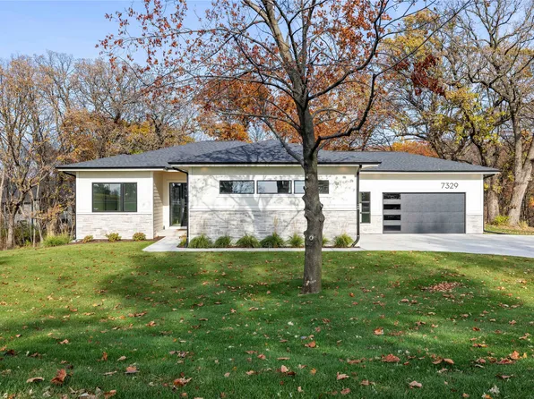 7329 NW Beaver Dr, Johnston, IA 50131