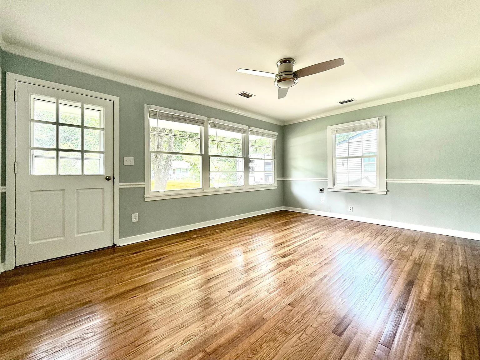 3 bed, 1.0 bath, 925 sqft, $1,900 — Photo 4
