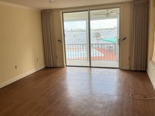 2910 Point Drive #M214, Aventura, FL 33160