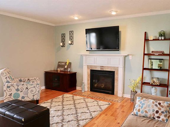 3rd image of 10858 Redwood Ave