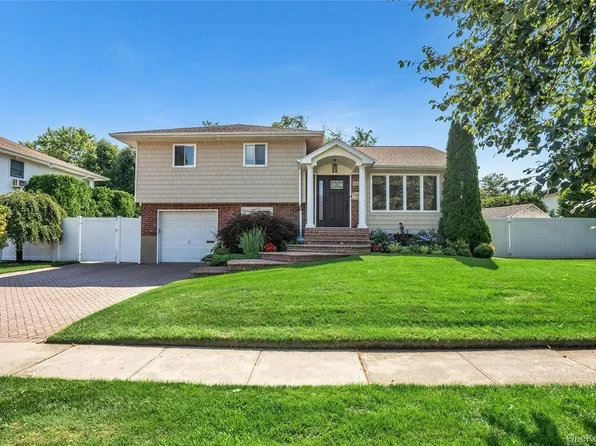 109 Plymouth Road, Plainview, NY 11803