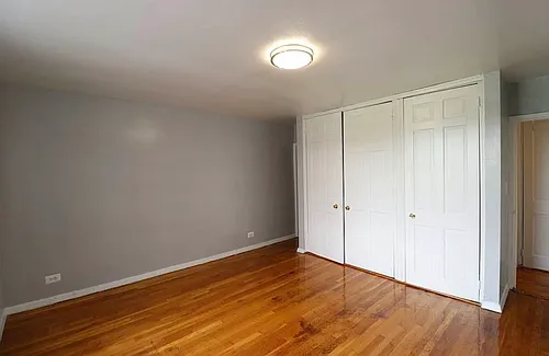 940 Bronx Park S Photo 1