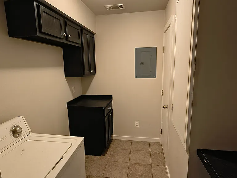 Laundry room (washer/dryer hookups)