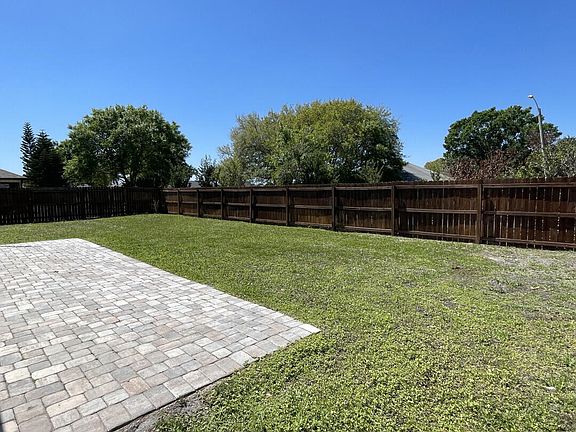 4th image of 2028 Gloria Cir NE