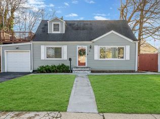 92 W Smith St, Amityville, NY 11701