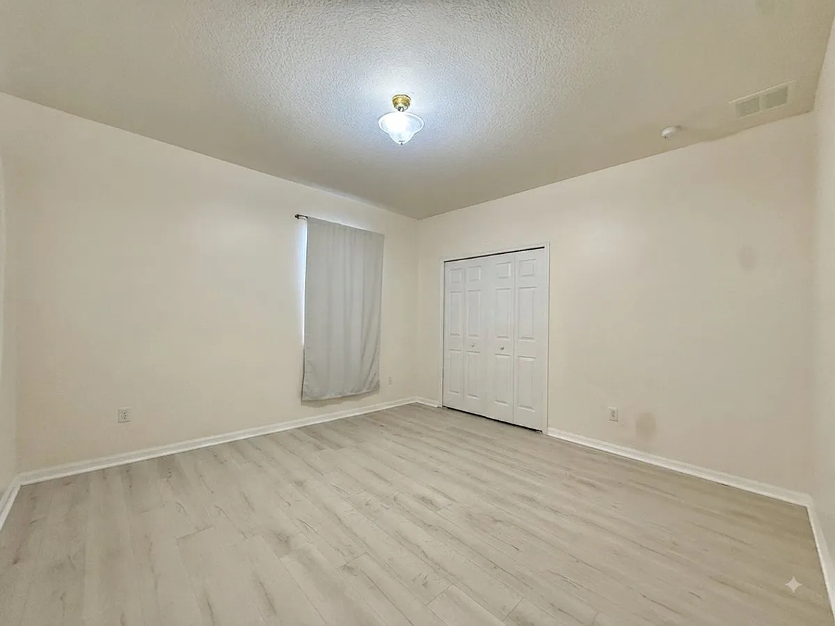449 Glastonbury Dr — Photo 2
