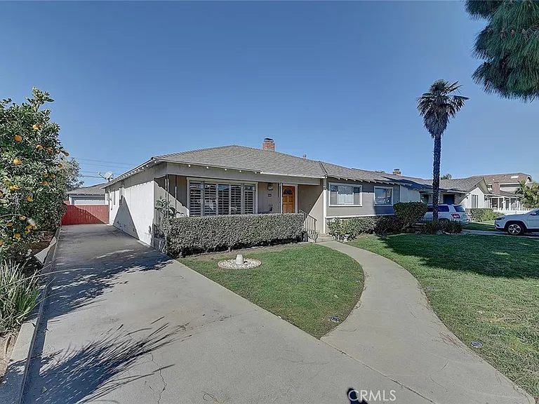 444 N Shattuck Pl — Photo 1