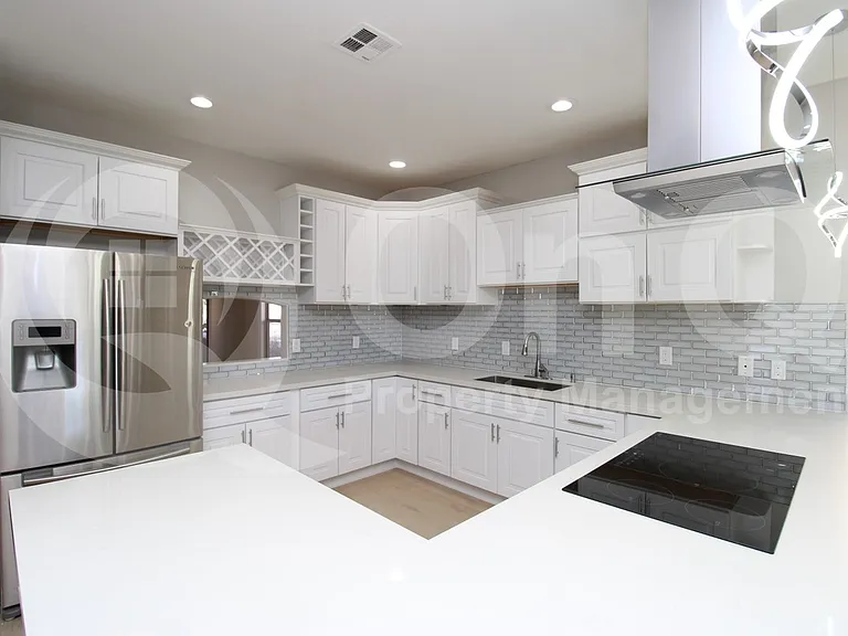 3003 E Kings Ave — Photo 4