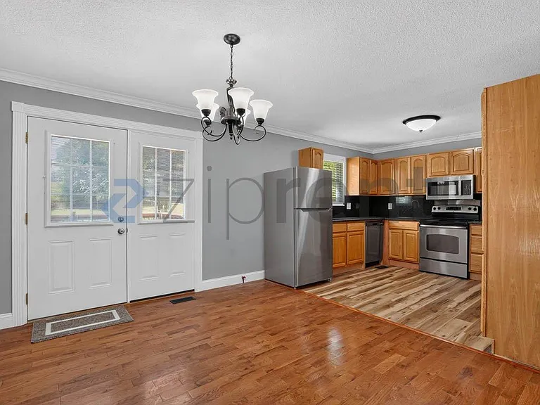 906 Diamond Cir — Photo 7