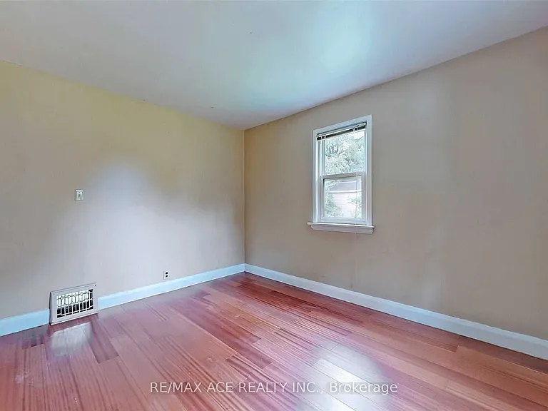 112 Bridge St W — Photo 14