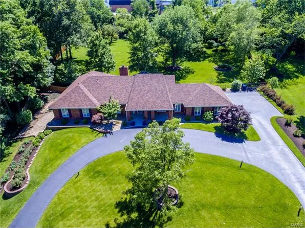 45 Meadowbrook Country Club Est, Ballwin, MO 63011