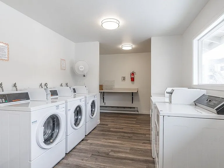 Hood Manor Apartments — Photo 4