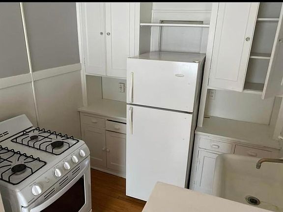 3rd image of 119 W 33rd St #110