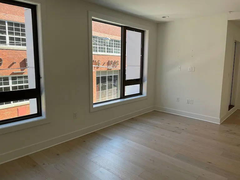 844 N American St — Photo 7