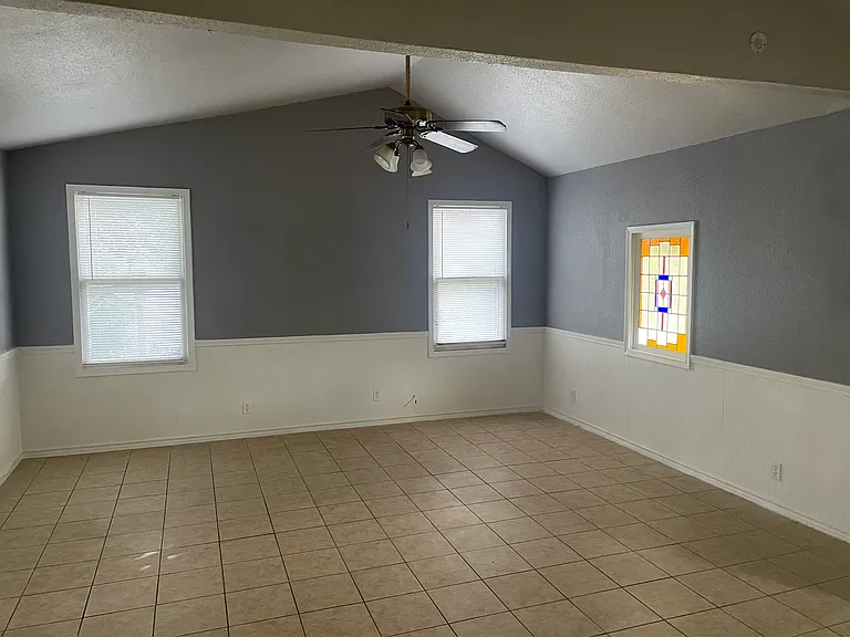 939 Grandview Bnd — Photo 2