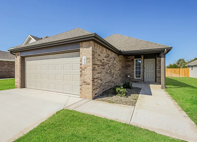 2404 Rosewood Ln — Photo 1