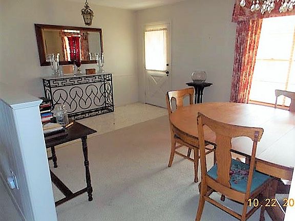 Entry hall /dining room