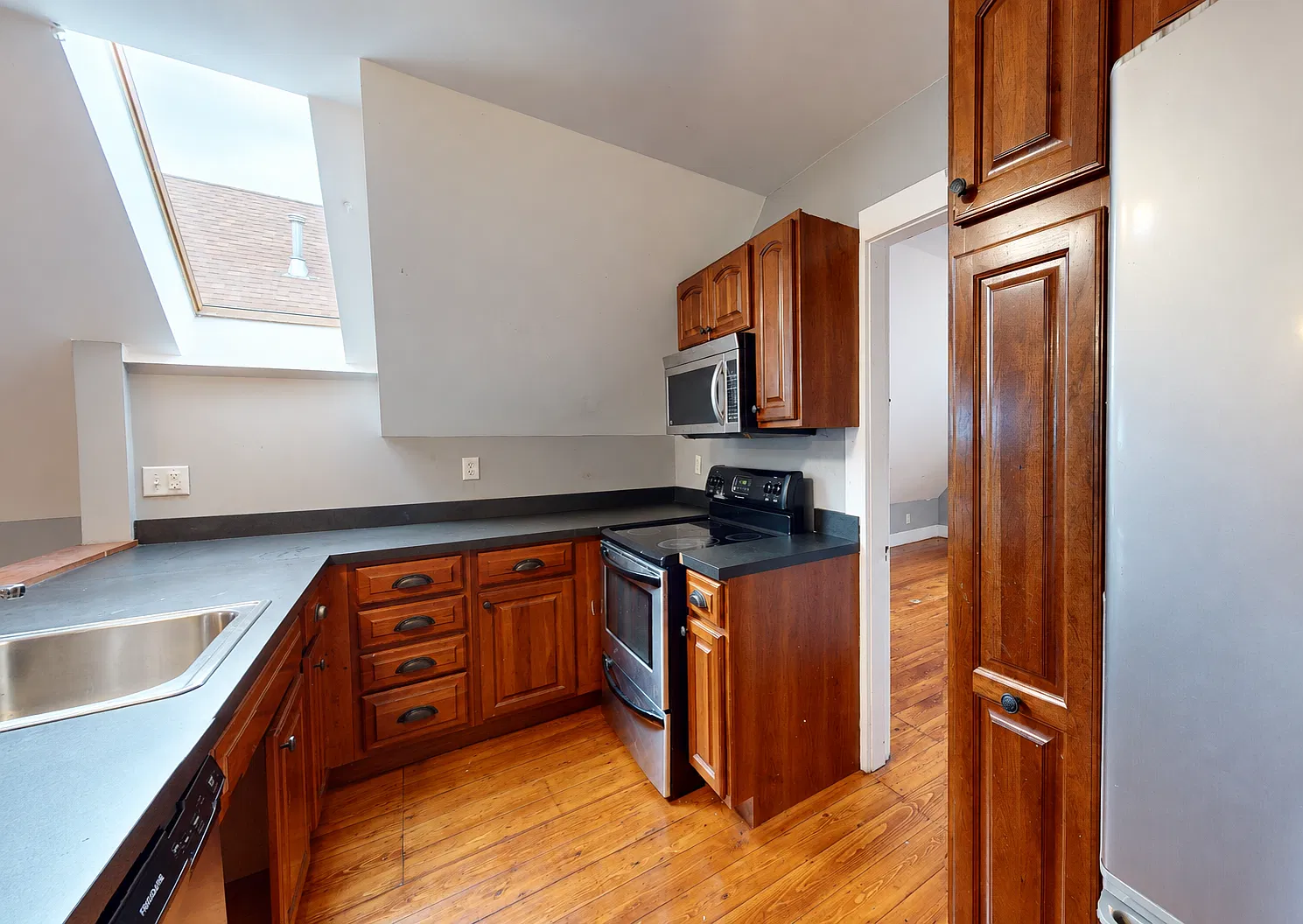 3 bed, 990 sqft, $5,895 — Photo 1