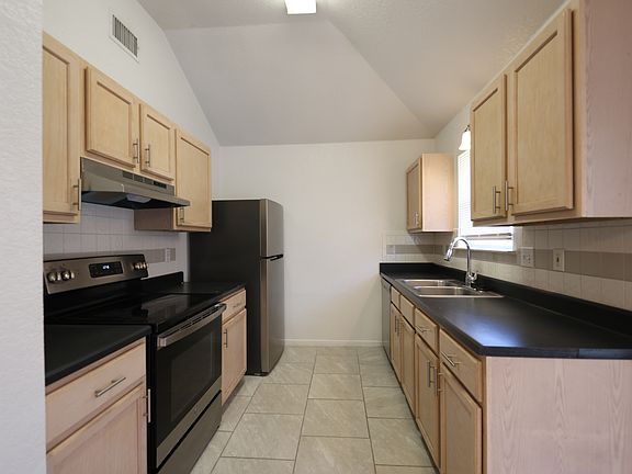 4th image of 3204 Southhill Dr