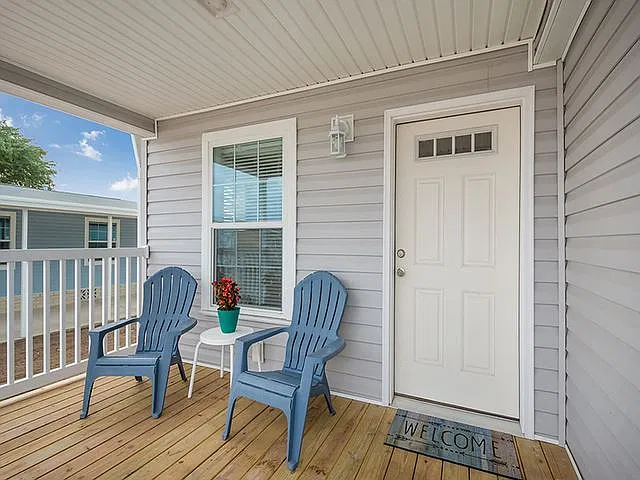 3 bed, 2.0 bath, 1356 sqft, $2,199 — Photo 4