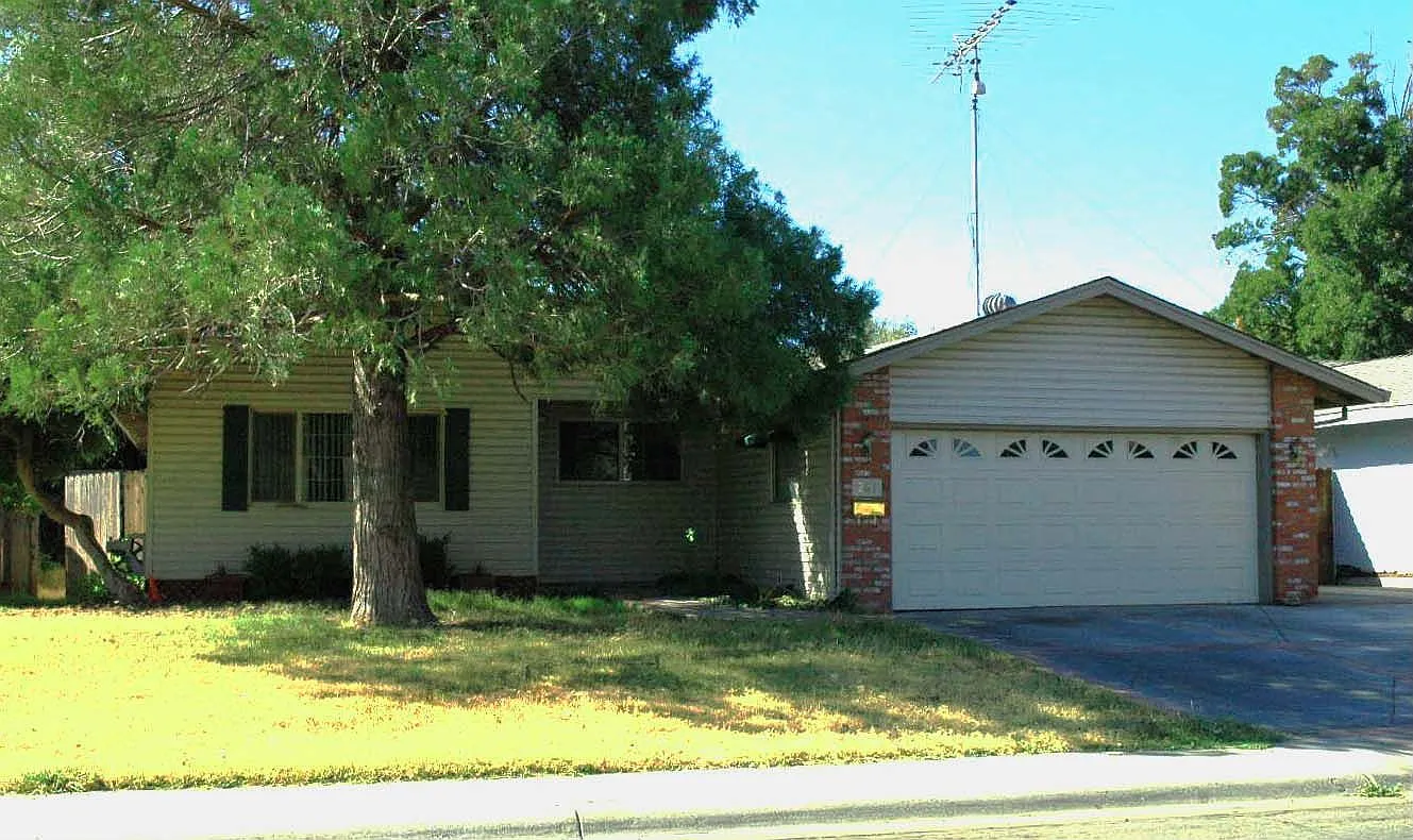 261 Riverside Dr photo 1