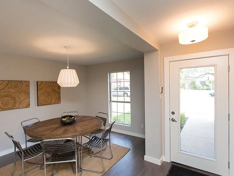 917 Minturn Ln — Photo 2