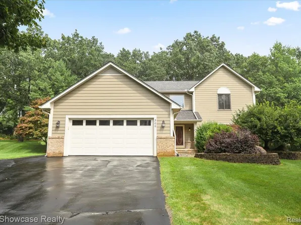 300 Alexander Dr, Commerce Township, MI 48390