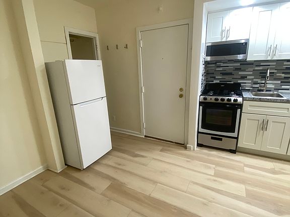5th image of 2208 Saint James Pl APT 2