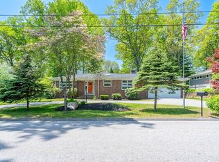 27 Maplecrest Dr, Smithfield, RI 02828