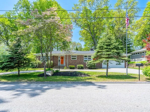 27 Maplecrest Dr, Smithfield, RI 02828