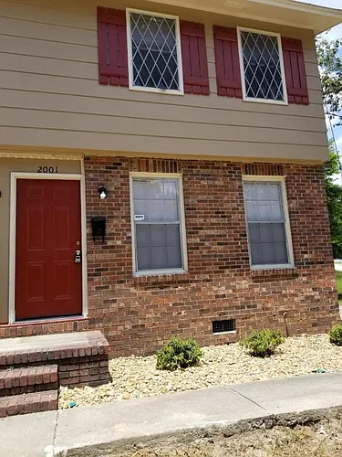 2001 Lee St Photo 1