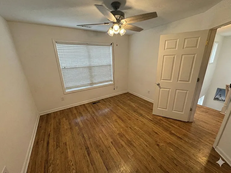 1433 E Broad St — Photo 16