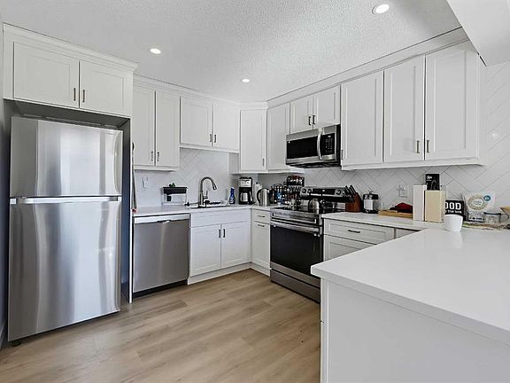 4th image of 302 S Woodvale Cres SW