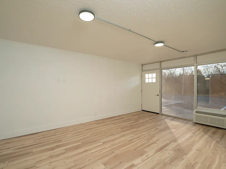 2071 W Elm St #A — Photo 5