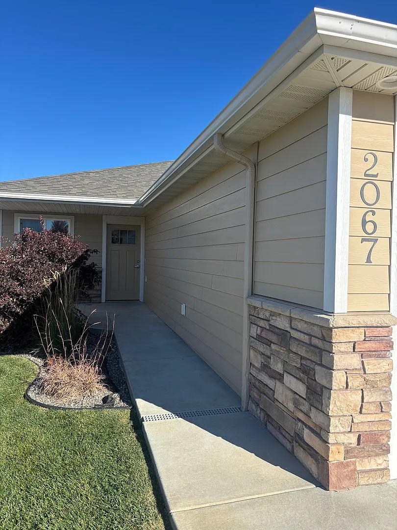 Building Photo - 2067 Lake Hills Dr