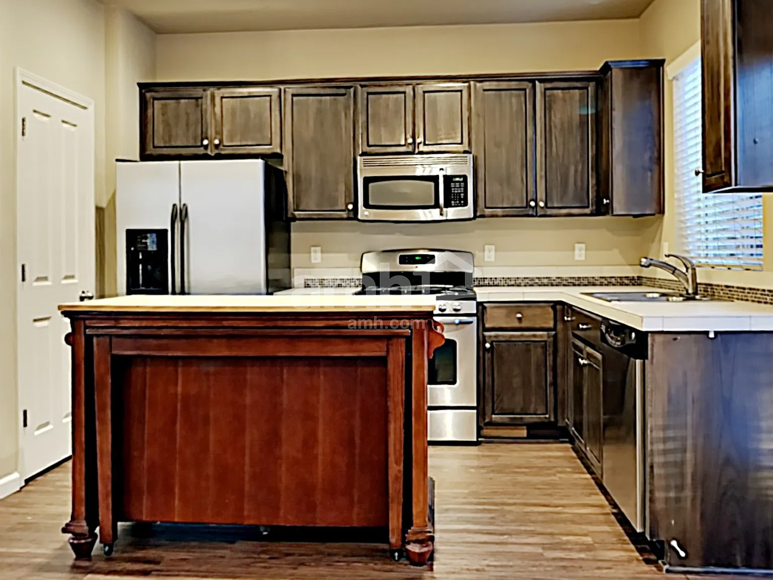 4 bed, 3.0 bath, 1555 sqft, $2,900 — Photo 3
