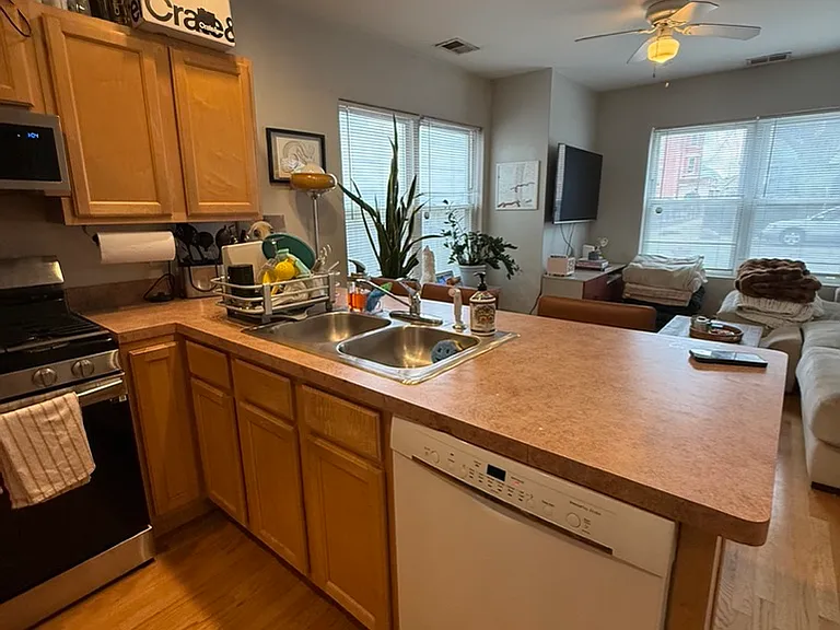 1642 W Fletcher St #1 — Photo 4