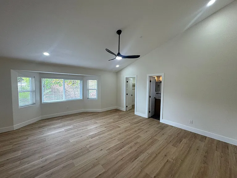 1047 Sangamon Ave — Photo 12