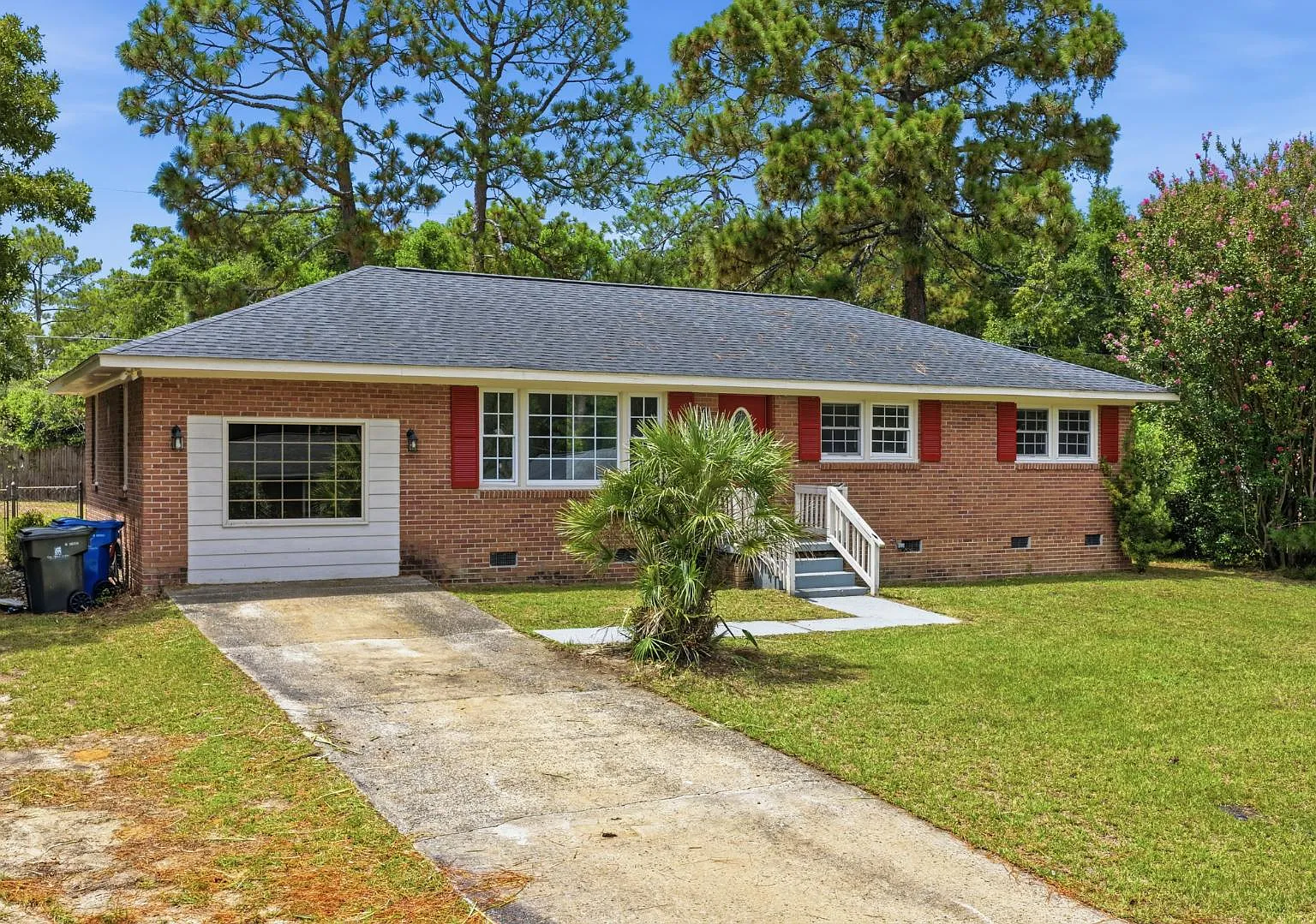 220 Westgate Dr — Photo 2