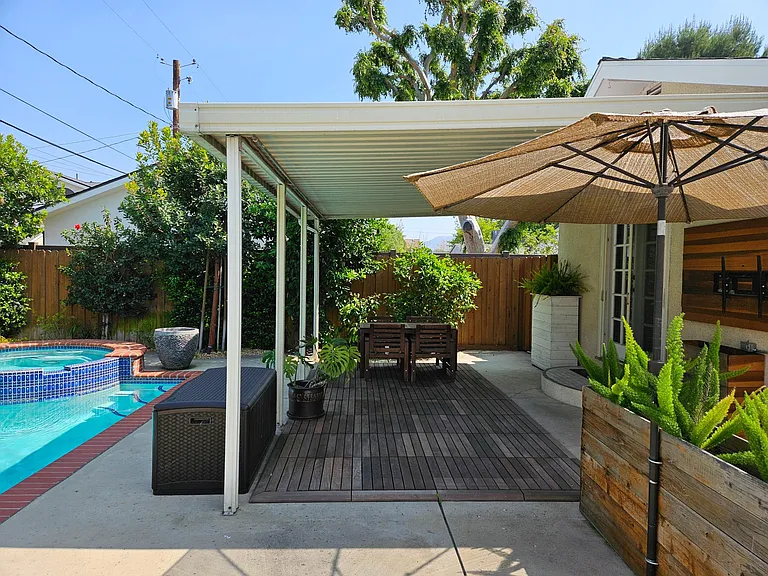 906 N Parish Pl — Photo 32
