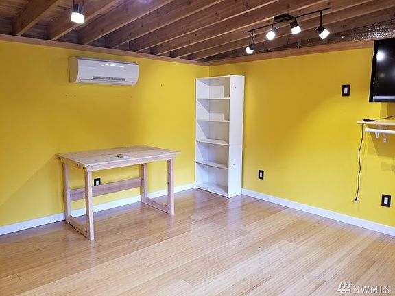 5th image of 1702 Ann St NE