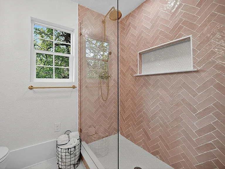531 E Shepherd St — Photo 17