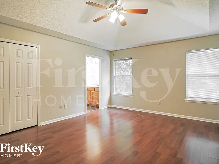 489 Mackenzie Cir — Photo 10