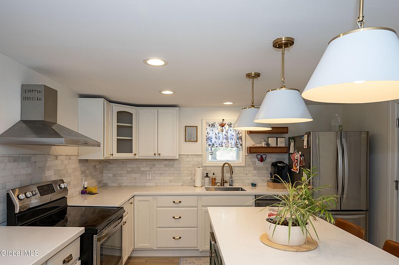 4th image of 35 Sawmill Hill Road