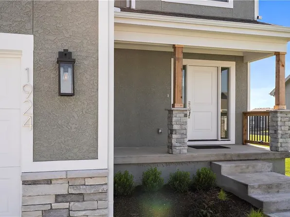 1924 SW Merryman Dr, Lees Summit, MO 64082