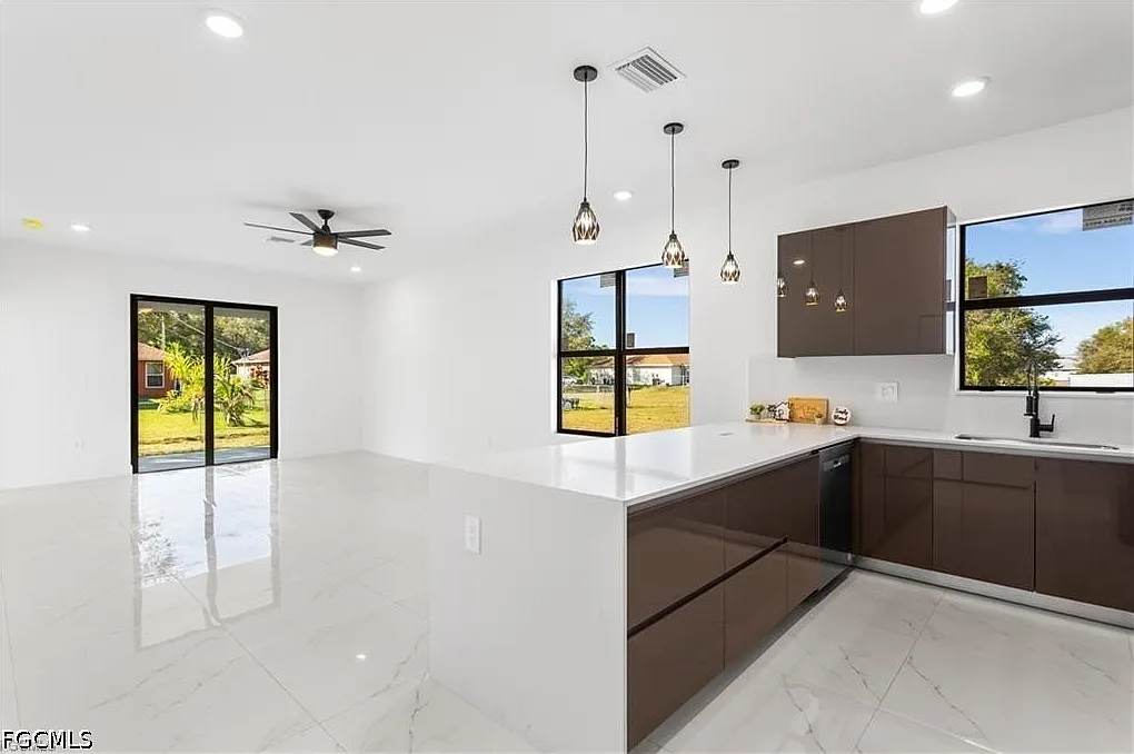3 bed, 2.0 bath, 1324 sqft, $2,000 — Photo 2