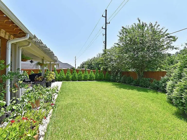 22121 Atwater Canyon Ln — Photo 29
