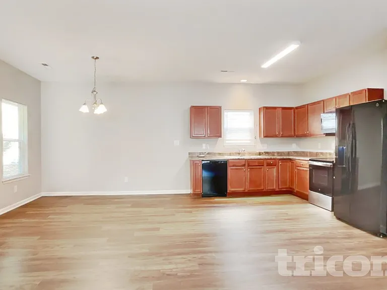 917 Leatherstone Ln — Photo 4